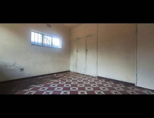 17 BEDROOM HOUSE FOR SALE IN KEMPTON PARK EXT 03